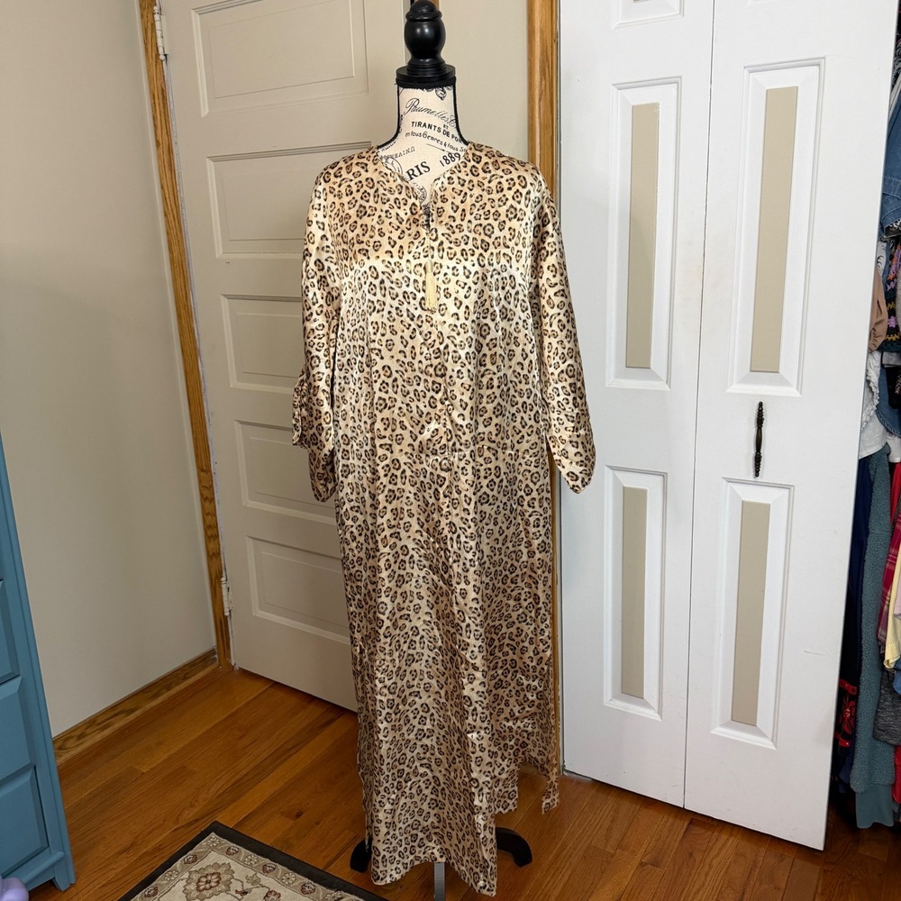 Vintage Leopard Print Satin Maxi Caftan Robe Medium Leisure Elegant Mob Wife